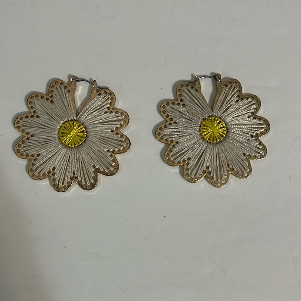 Dangling earrings floral daisy shape white yellow retro boho hippo 70’s 80’s Y2K - Picture 4 of 11